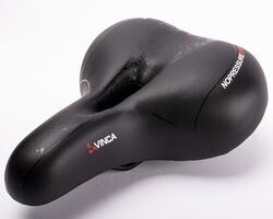 Седло комфортное с вентиляционным отверстием, 250*210мм, черное, Vinca Sport